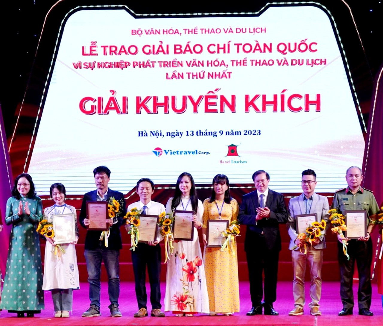 T&aacute;c giả Ho&agrave;ng C&ocirc;ng Danh, tạp ch&iacute; Cửa Việt (thứ 4 từ tr&aacute;i sang) đoạt giải Khuyến kh&iacute;ch